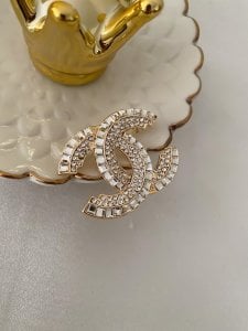 Marka Logo Kare Mini Taş Detaylı Broş Gold